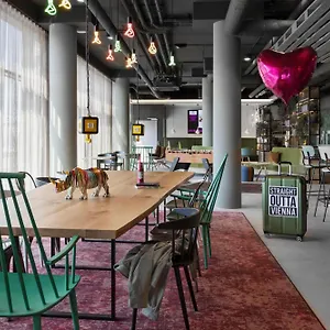 Отель Moxy East